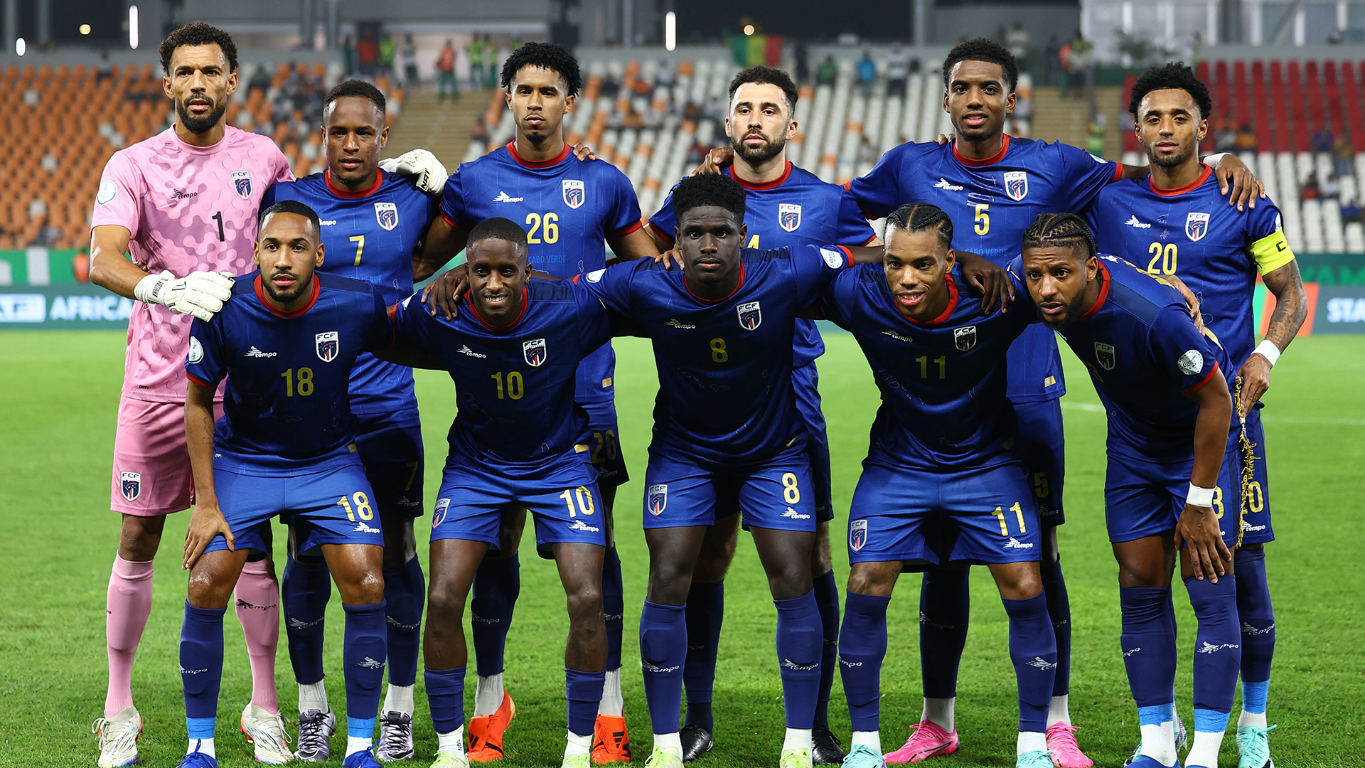La selección de Cabo Verde posa para la foto grupal previo al inicio de un partido.
